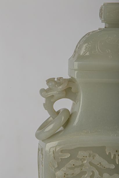 null 
CHINE, époque Qianlong (1736-1795).




Important vase couvert en jade céladon...