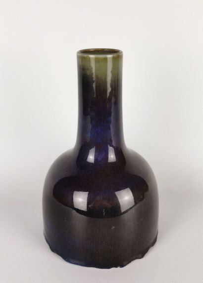 null CHINE, époque Qianlong (1736-1795).

Vase de forme maillet en porcelaine à couverte...