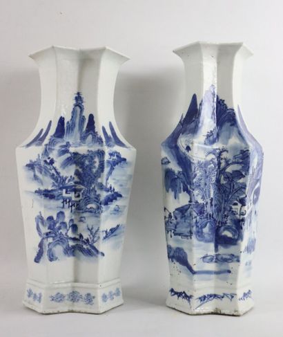 null CHINE, fin du XIXème siècle.

Paire de vases à balustres à angles saillants...