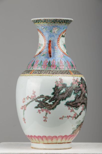 null CHINE, fin du XIXème siècle.

Vase balustre en porcelaine et émaux de la Famille...