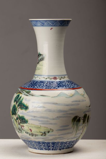 null CHINE, période République (1912-1949).

Vase balustre en porcelaine et émaux...