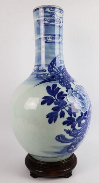 null CHINA, circa 1900.

Important porcelain and white-blue enamel bottle vase decorated...