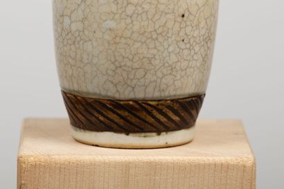 null CHINE, Nankin, vers 1900.

Vase en grès porcelaineux partiellement émaillé céladon...