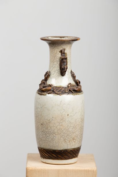 null CHINE, Nankin, vers 1900.

Vase en grès porcelaineux partiellement émaillé céladon...
