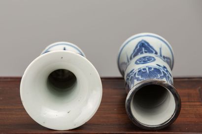 null CHINA, 19th-20th century.

Two porcelain and white-blue enamel "Gu" shaped vases.

H_14,5...