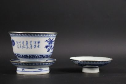 null CHINA, circa 1900.

Covered sorbet and its pedestal, in white-blue enamelled...