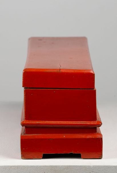 null BIRMANIE (?).

Longue boîte rectangulaire en laque rouge, la base en plinthe...