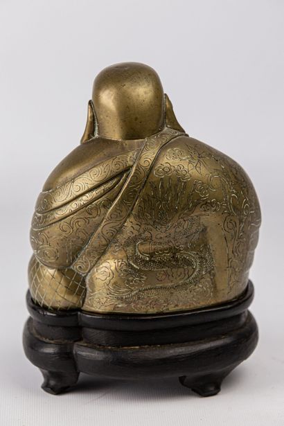 null CHINE, XIXème siècle.

Bouddha en bronze ciselé, sa robe ornée au dos d'un dragon...