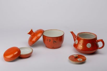 null CHINA, 20th century.

Meeting of a teapot, a box and a lenticular box in coral...