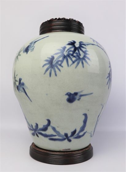 null CHINA.

Porcelain vase with blue camaïeu decoration of branches and birds

XIXth...