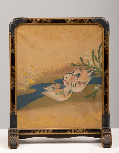 null JAPAN, Meiji period (1868-1912).

Black and gold lacquer framed table screen,...