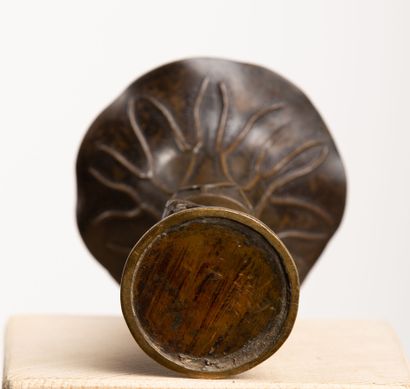 null JAPAN, Meiji period (1868-1912).

Brown patina bronze corolla neck vase, decorated...
