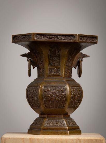 null JAPAN (?).

Bronze vase of baluster form with sections. 

Marked on the back.

H_13,5...