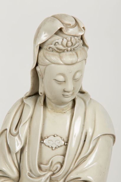 null CHINE, Dehua, dynastie Qing (1644-1911).

Guanyin en porcelaine émaillée blanc...