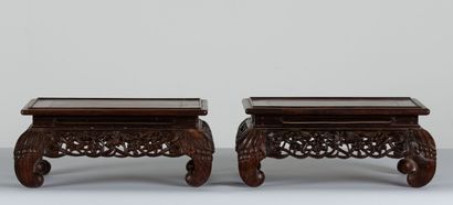 null CHINA, 20th century.

Pair of exotic wood pedestals, finely carved.

H_17 cm...