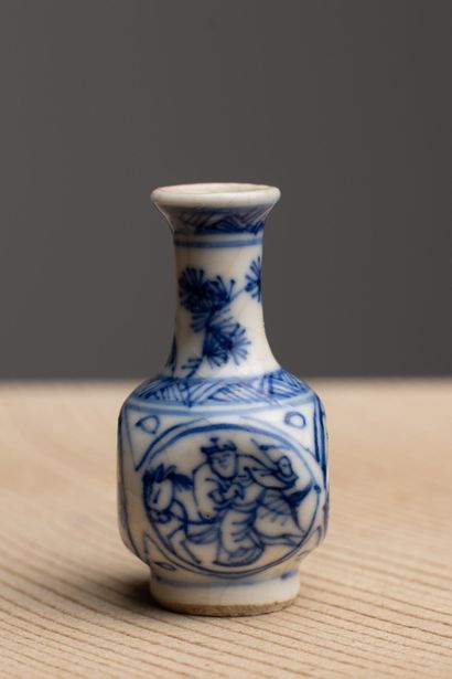 null CHINA, 17th-18th century.

Porcelain miniature vase with blue camaïeu decoration...