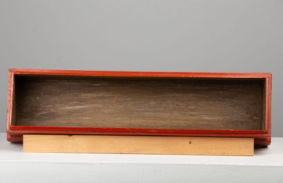 null BIRMANIA (?).

Long rectangular box in red lacquer, the base in plinth with...