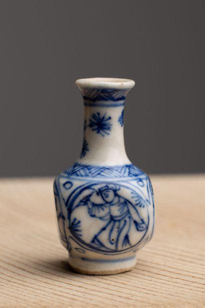 null CHINA, 17th-18th century.

Porcelain miniature vase with blue camaïeu decoration...