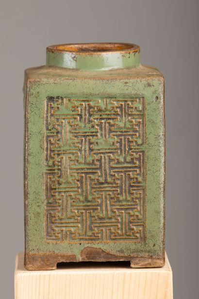 null CHINE, XVIIIème-XIXème siècle.

Vase "cong" en grès porcelaineux émaillé céladon,...