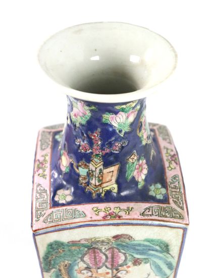 null CHINE, première moitié du XXème siècle.

Vase à section quadrangulaire en porcelaine...