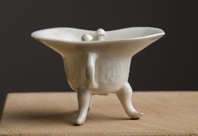 null CHINA, Kangxi period (1662-1722).

Archaic-shaped tripod libation cup in white...