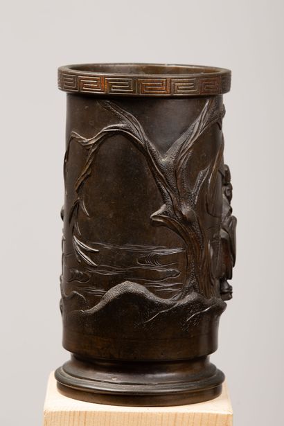null JAPAN, Meiji period (1868-1912).

Bronze scroll or brush pot with brown patina,...