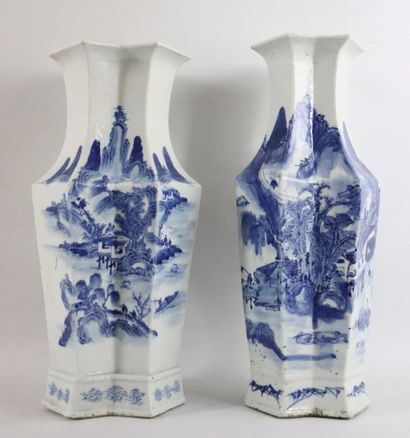 null CHINE, fin du XIXème siècle.

Paire de vases à balustres à angles saillants...