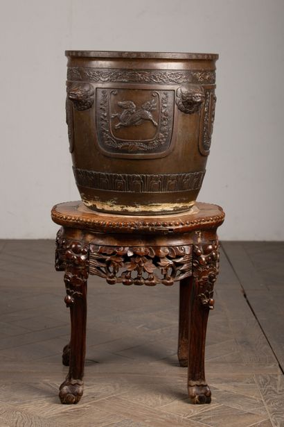 null CHINE, XIXème siècle.

Cache-pot en bronze à patine brune à décor de dragon...