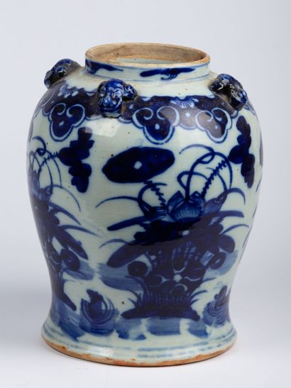 null CHINA, late Qing dynasty (1644-1911).

Porcelain vase with blue cameo decoration...