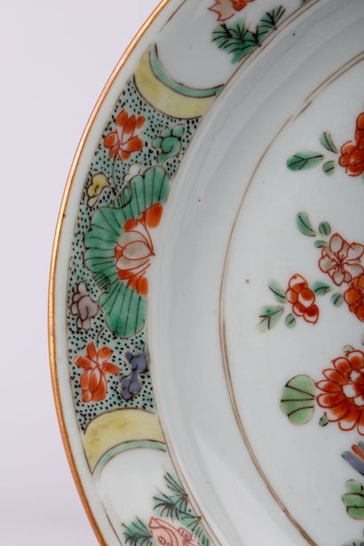 null CHINE, époque Kangxi (1662-1722).

Assiette en porcelaine émaillée polychrome...