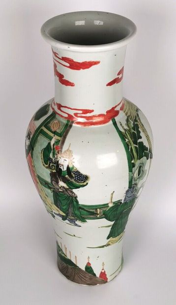 null CHINE, XIXème siècle.

Vase balustre en porcelaine et émaux de la Famille Verte...
