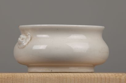 null CHINE, époque Qianlong (1735-1795).

Brûle-parfum de forme archaïque en porcelaine...