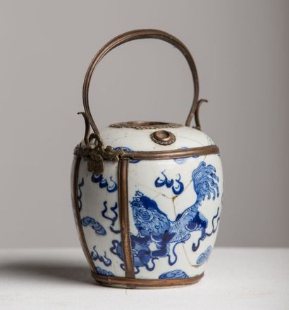 null INDOCHINA, HUE, 19th century.

Porcelain water pipe decorated in blue underglaze...