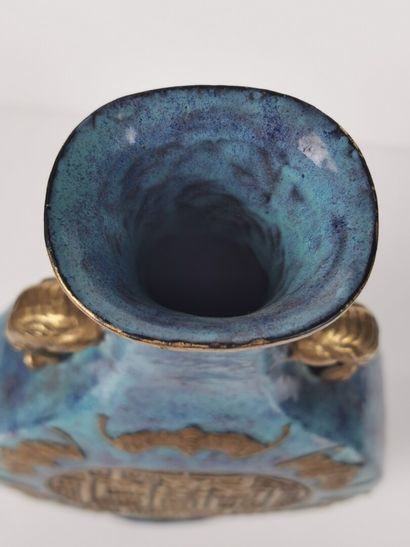 null CHINE, dynastie Qing (1644-1911).

Vase à panse aplatie en porcelaine à décor...