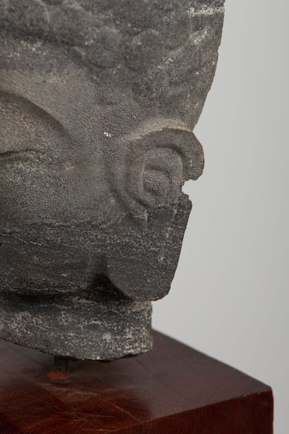 null CAMBODGE, style Khmer.

Tête de bouddha en pierre sculptée.

H_43 cm L_14 cm,...