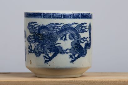 null VIETNAM, vers 1900.

Pot à pinceaux en porcelaine émaillée blanc-bleu à décor...