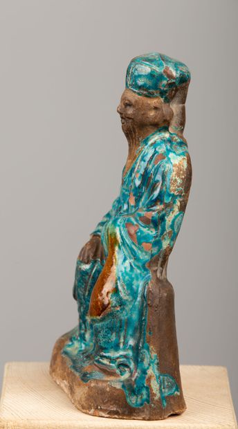 null CHINA, probably Ming period (1368-1644).

Dignitary in partially glazed stoneware.

H_20,5...
