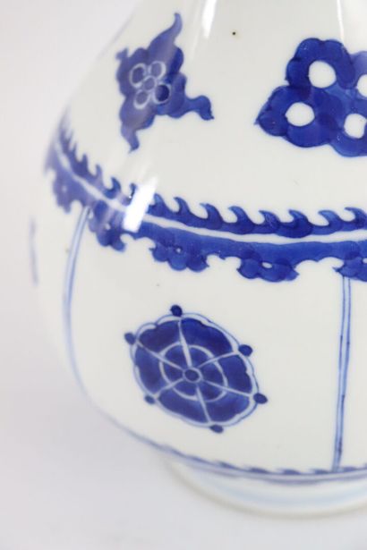 null CHINE, époque Kangxi (1661-1722).

Vase balustre en porcelaine et émaux blanc-bleu...