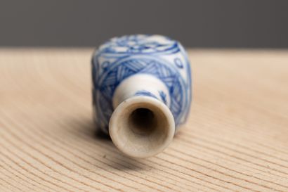 null CHINE, XVIIème-XVIIIème siècle.

Vase miniature en porcelaine à décor en camaïeu...