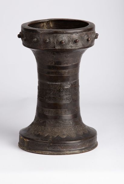 null CHINE, dynastie Qing (1644-1911).

Vase en bronze à patine brune de forme archaïque...