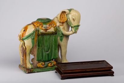 null CHINE, fin de la dynastie Ming (1368-1644).

Éléphant porte-lumière en grès...