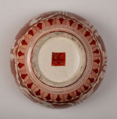 null JAPAN, Satsuma, 19th century.

Ceramic bowl with coral and gold decoration of...