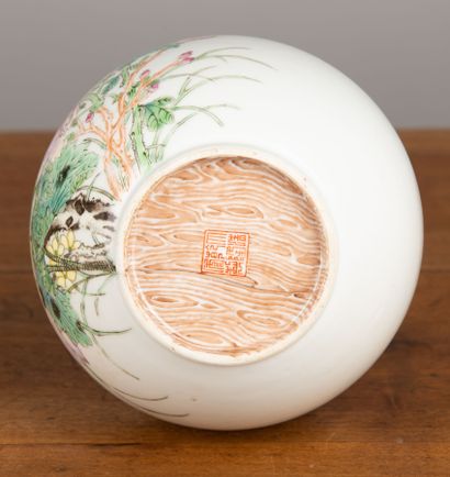 null CHINA, 20th century.

Vase in the form of a double gourd in porcelain and enamels...