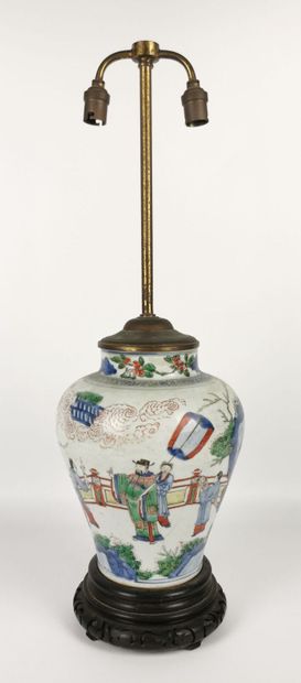 null 
CHINE, période Kangxi (1662-1722). 




Vase balustre monté en lampe en porcelaine...