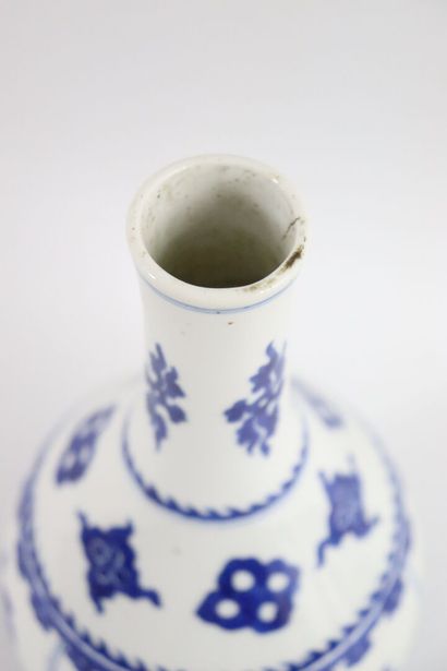 null CHINE, époque Kangxi (1661-1722).

Vase balustre en porcelaine et émaux blanc-bleu...