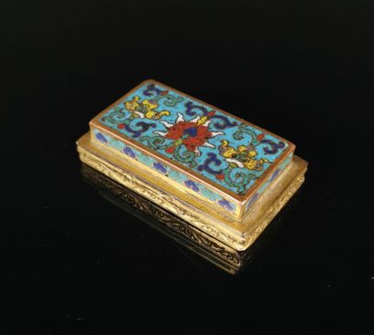 null CHINE, époque Qianlong (1736-1795).

Porte-pain d'encre en bronze et émaux cloisonnés...