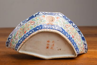 null CHINE, XIXème siècle.

Coupe en forme de chauve-souris stylisée en porcelaine...