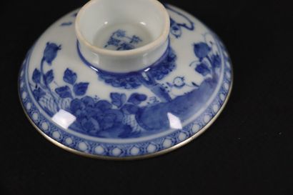 null CHINE, vers 1900.

Sorbet couvert et son piédouche, en porcelaine émaillée blanc-bleu...