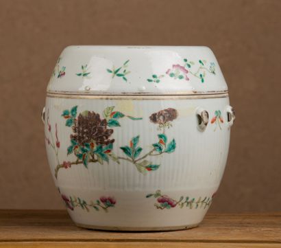 null CHINA, 19th century.

Porcelain and enamels of the Pink Family covered pot with...
