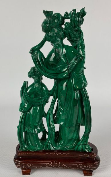 null CHINE.

Groupe en malachite sculptée figurant une déesse de printemps et un...
